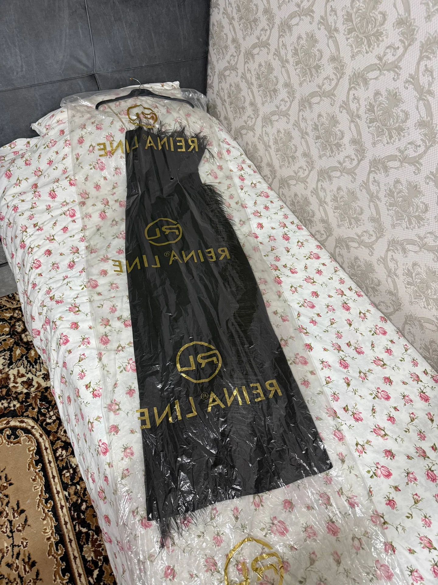 Чёрное вечернее платье с перьями reina line - миниатюра 8