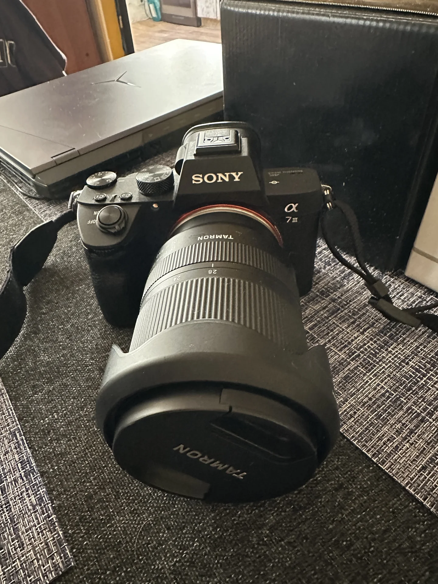 Фотоаппарат sony a7 iii с объективом и вспышкой - изображение 1