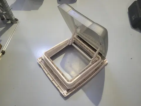 Люк в крышу 40×40 см (б/у) для автодома/каравана