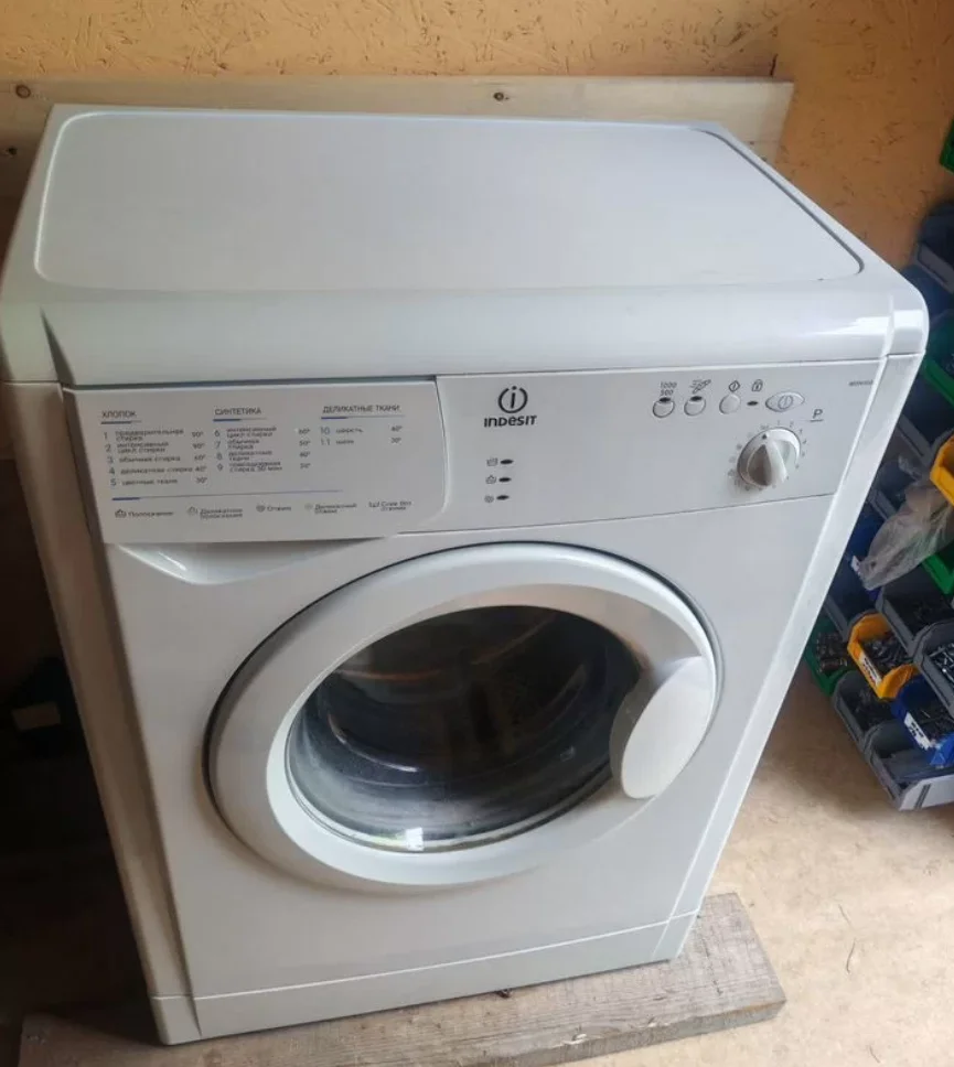 Стиральная машина Indesit WISN 100 на запчасти - изображение 1