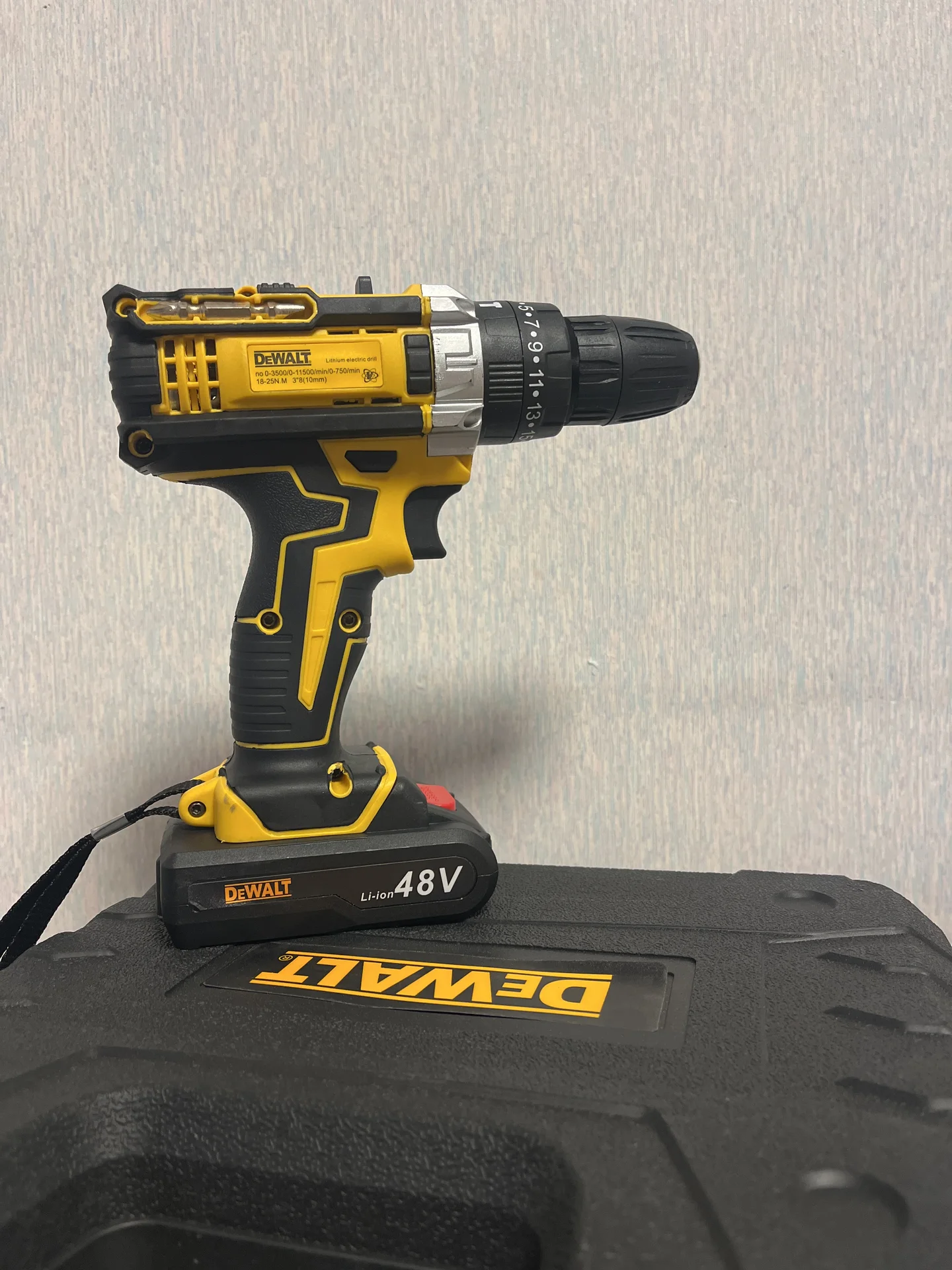 дрель шуруповерт с ударом DeWALT - изображение 1