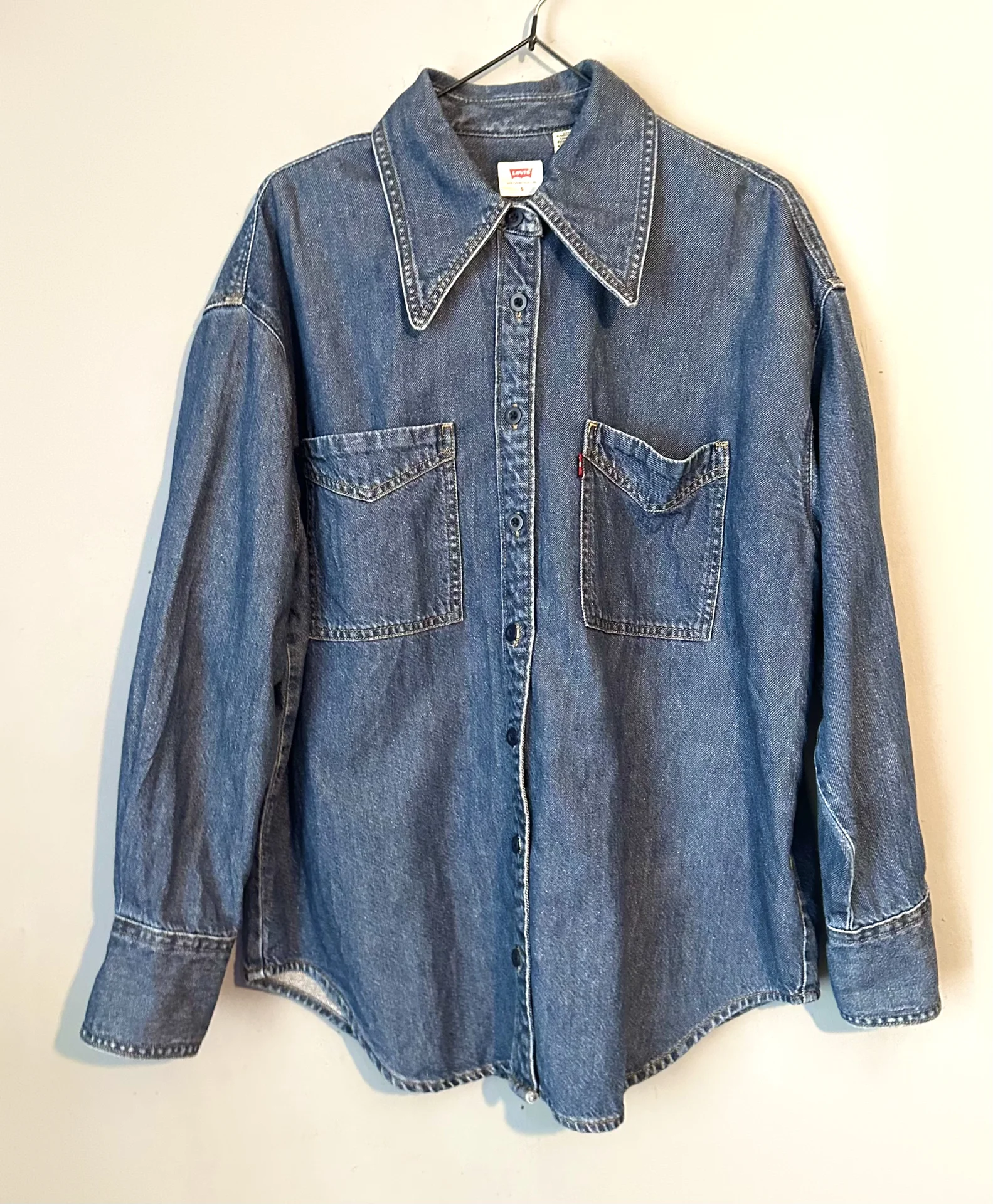 Рубашка Levis женская оверсайз джинсовая - миниатюра 2