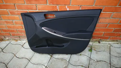 Обшивка двери передней правой Hyundai Solaris