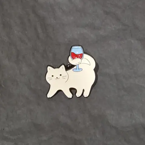 Значок Кошка с Бокалом Вина