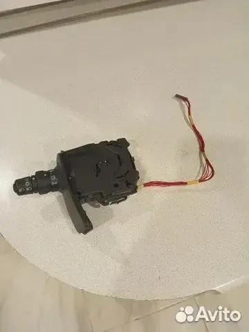 левый подрулевой переключатель поворотов