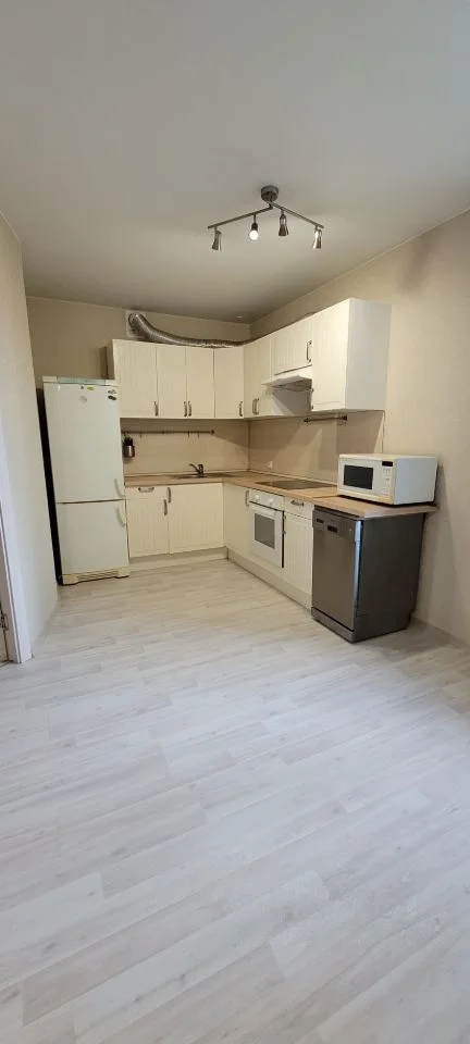 2-к. квартира, 70 м², 12/35 эт. - миниатюра 2
