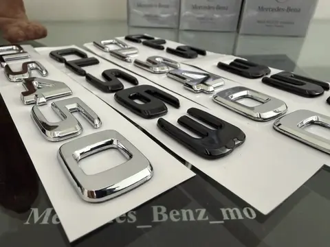 шильдик обозначения модели Mercedes Benz