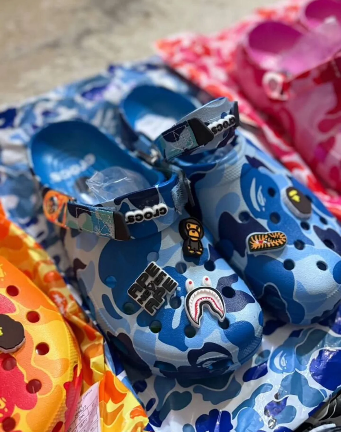 Crocs x Bape - миниатюра 8