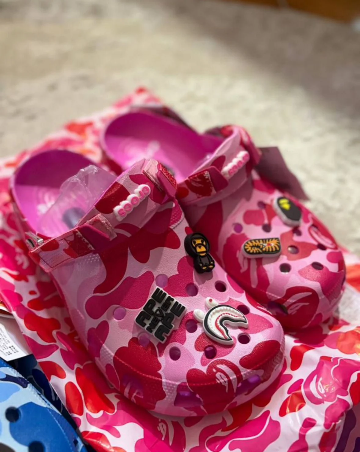 Crocs x Bape - миниатюра 9