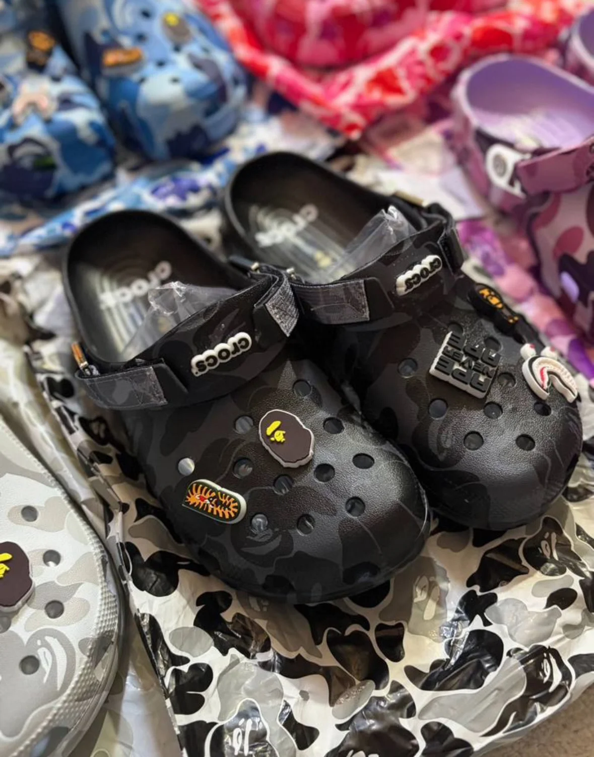 Crocs x Bape - миниатюра 11