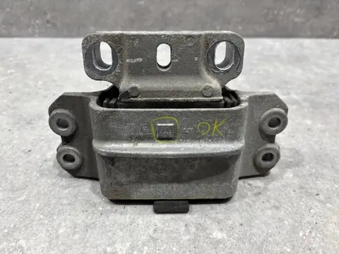 Подушка крепления двигателя левая Volkswagen Jetta