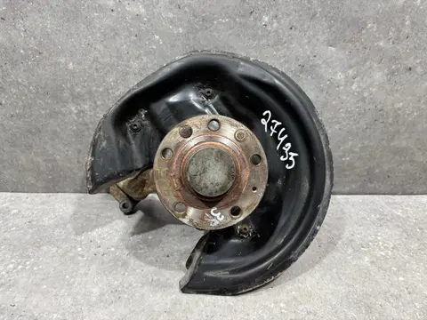 Кулак задний правый Volkswagen Jetta 6 рест. 162