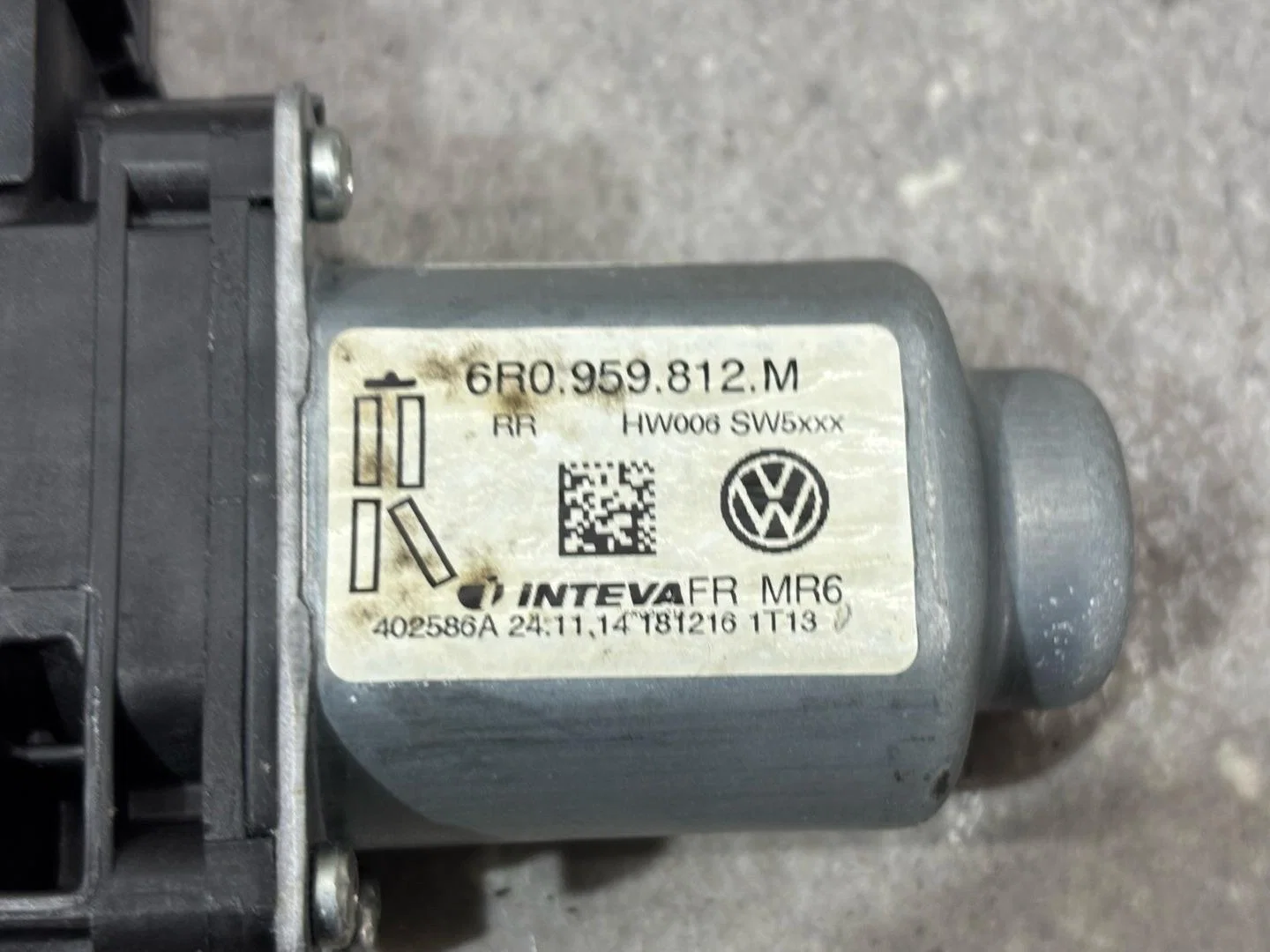 Моторчик стеклоподъемника задний правый Volkswagen - миниатюра 5