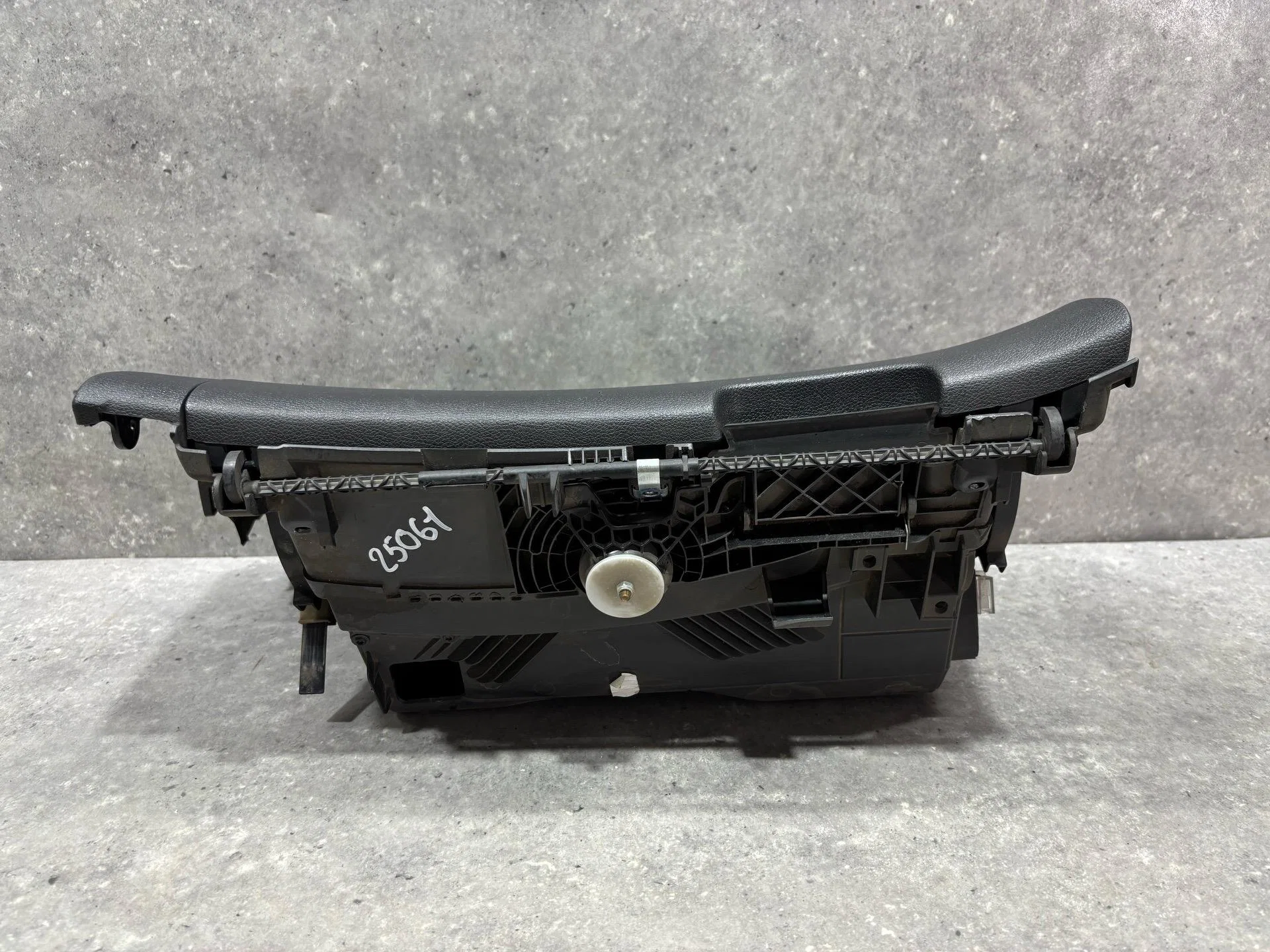 Бардачок Skoda Octavia 2 рест. 1Z3 2013 - миниатюра 7