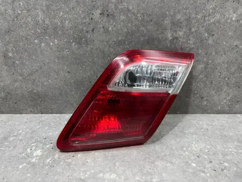 Фонарь задний внутренний правый Toyota Camry