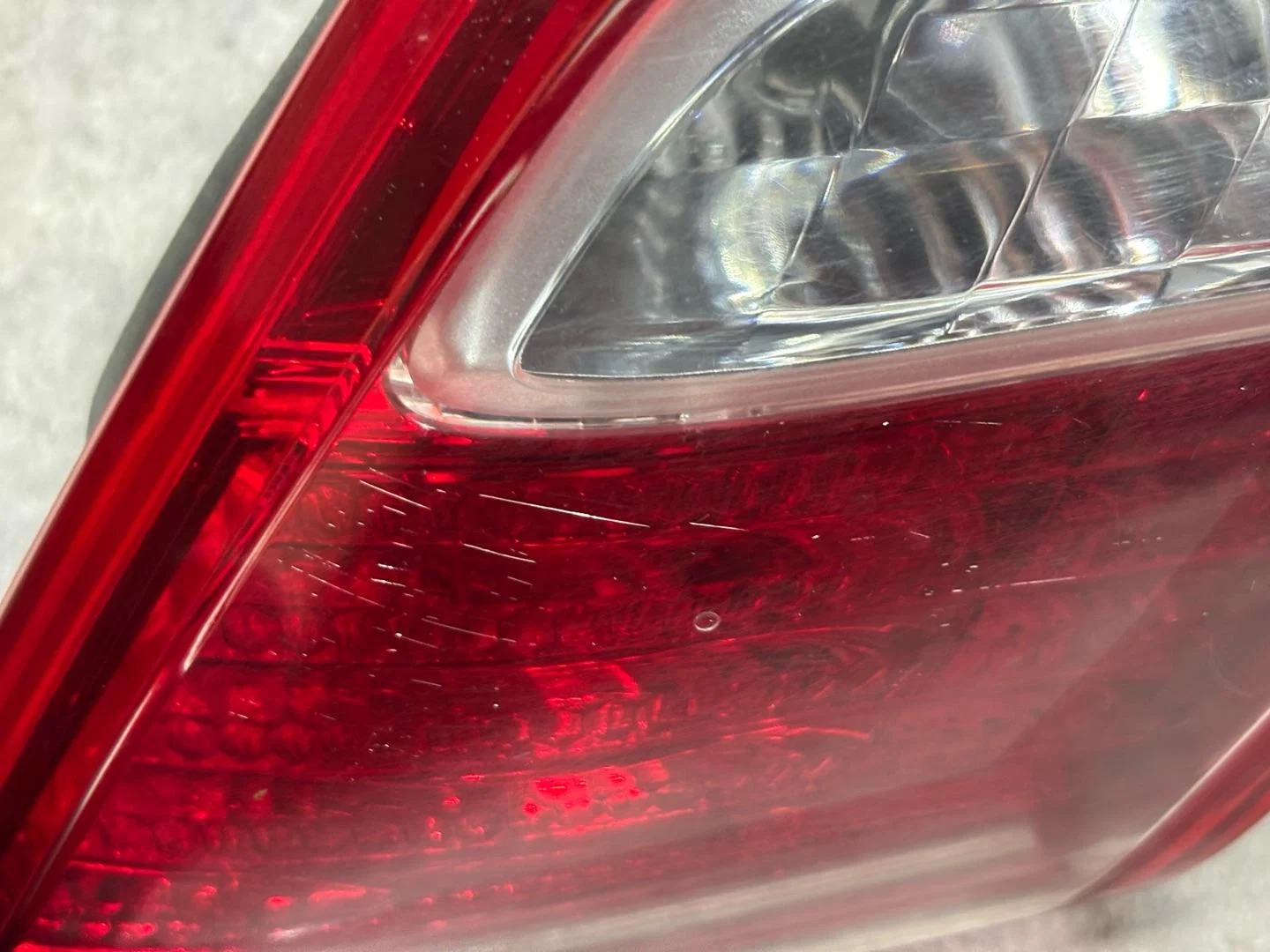 Фонарь задний внутренний правый Toyota Camry - миниатюра 4