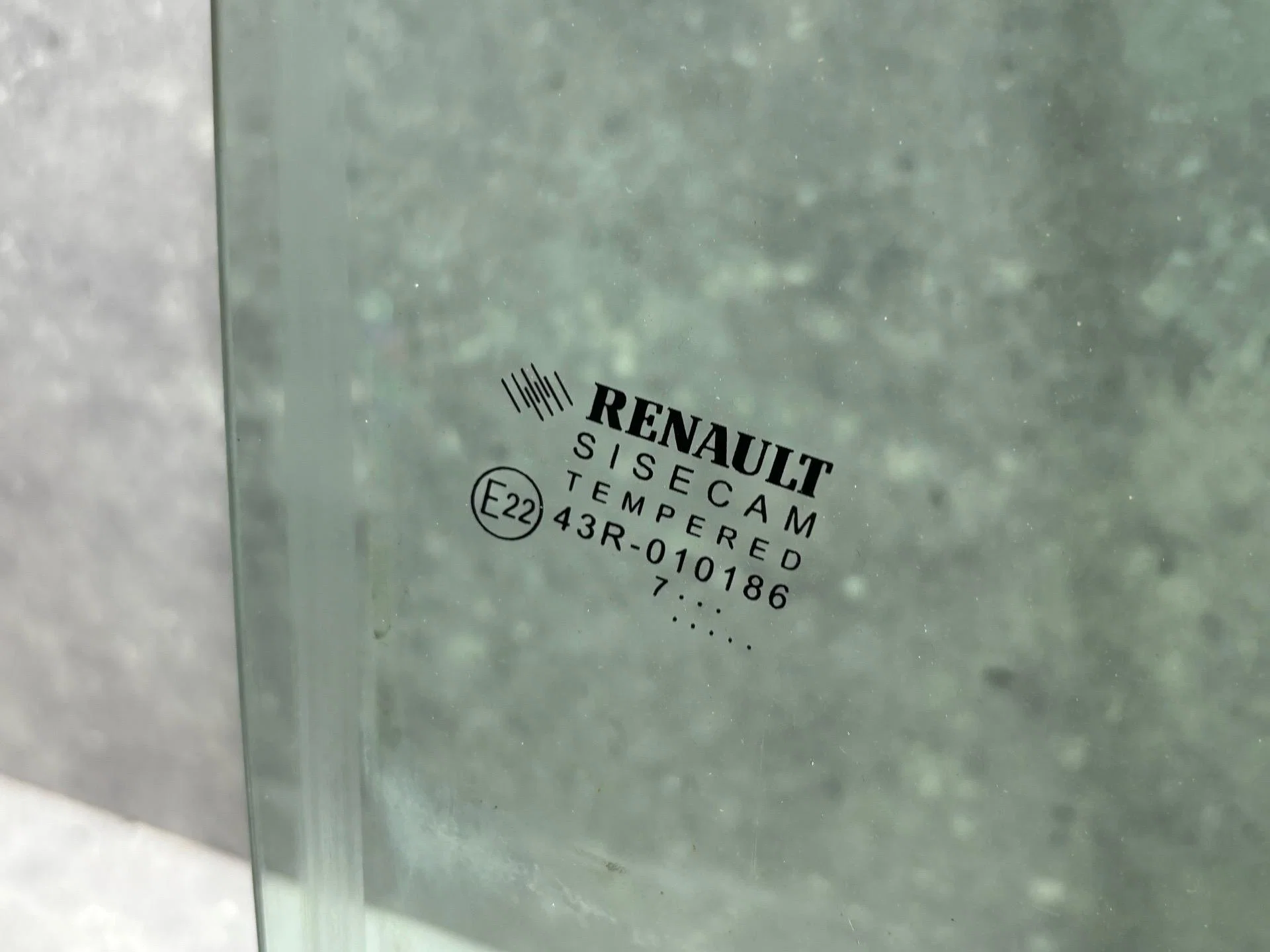 Стекло двери передней правой Renault Logan 2 L8 - миниатюра 2