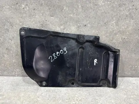​пыльник двигателя правый Toyota Corolla 11 E180
