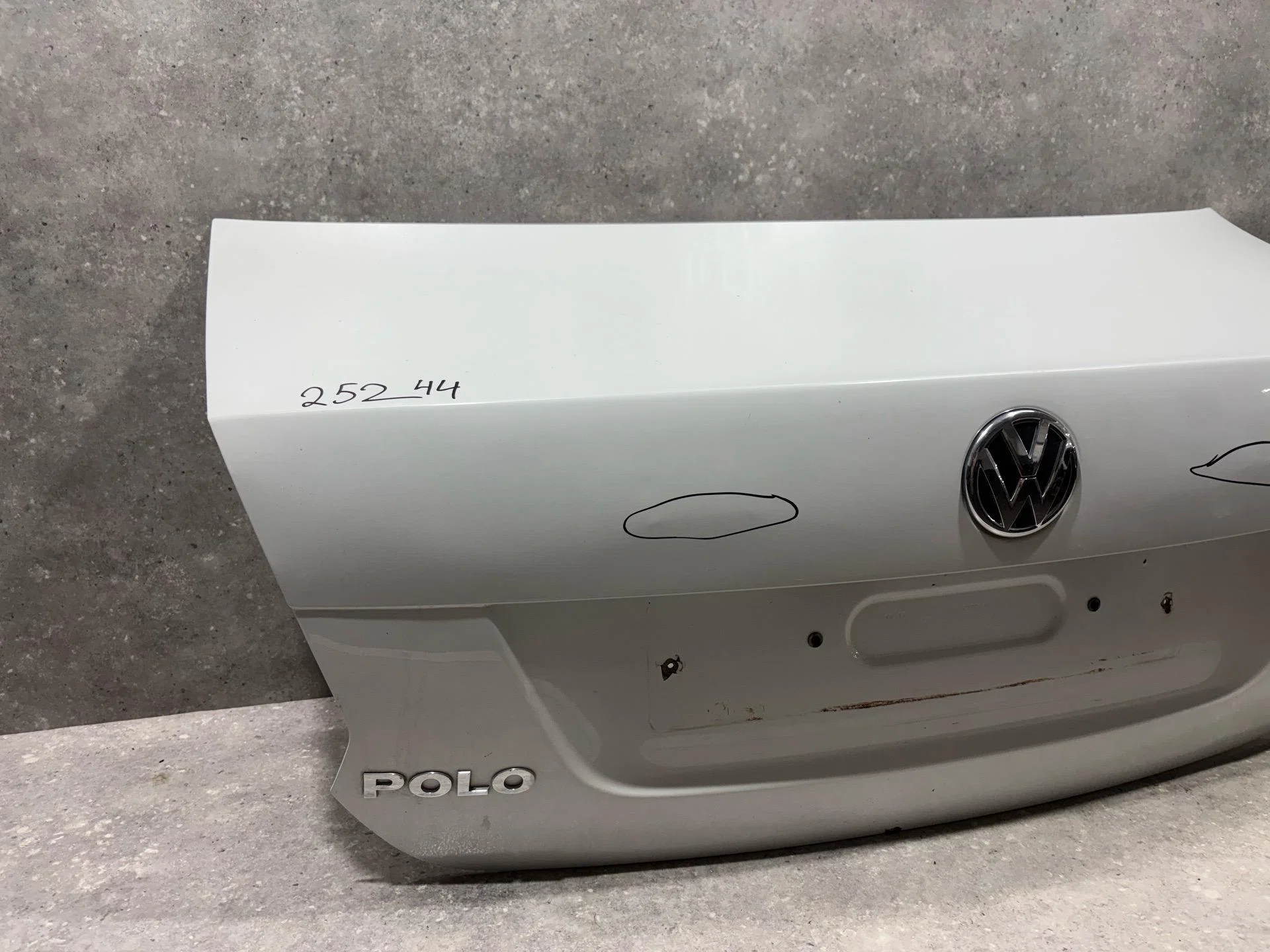 Крышка багажника Volkswagen Polo 5 6C1 2014 - миниатюра 3