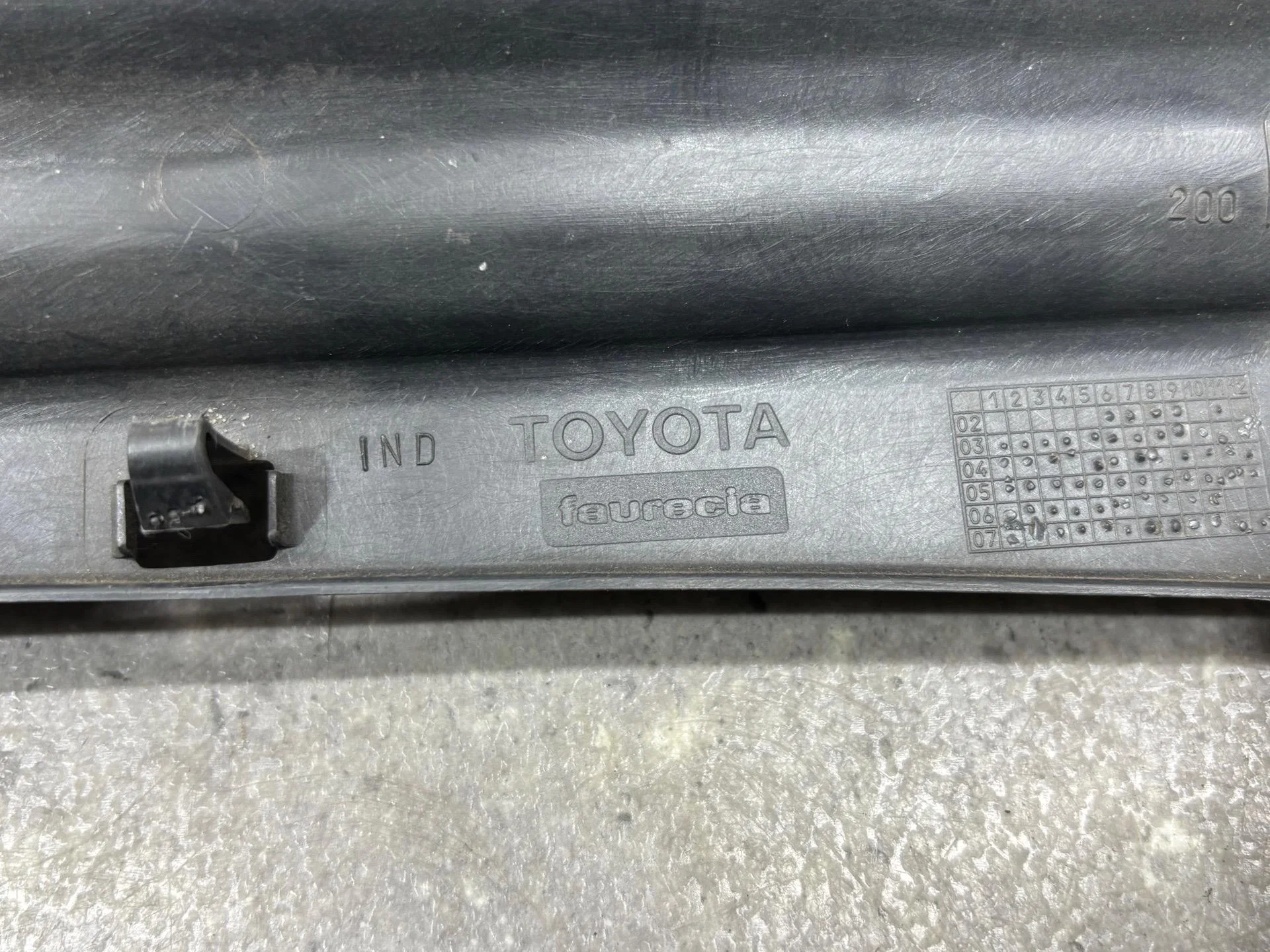 Декоративная накладка торпедо левая нижняя Toyota - миниатюра 7