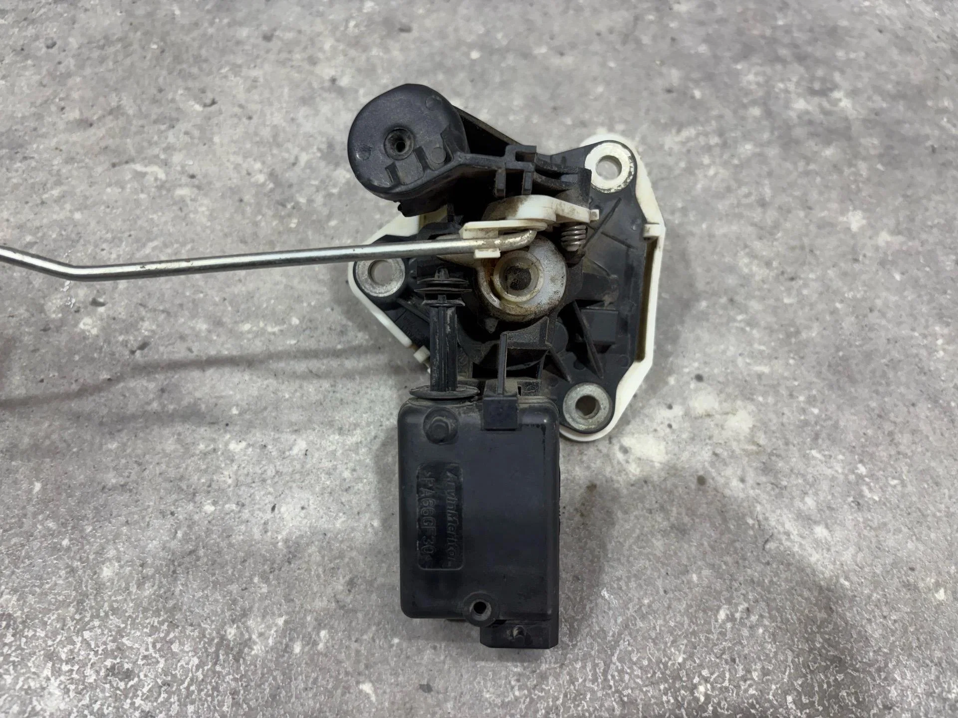 Кнопка открытия багажника Renault Symbol 2 LU01 - миниатюра 4