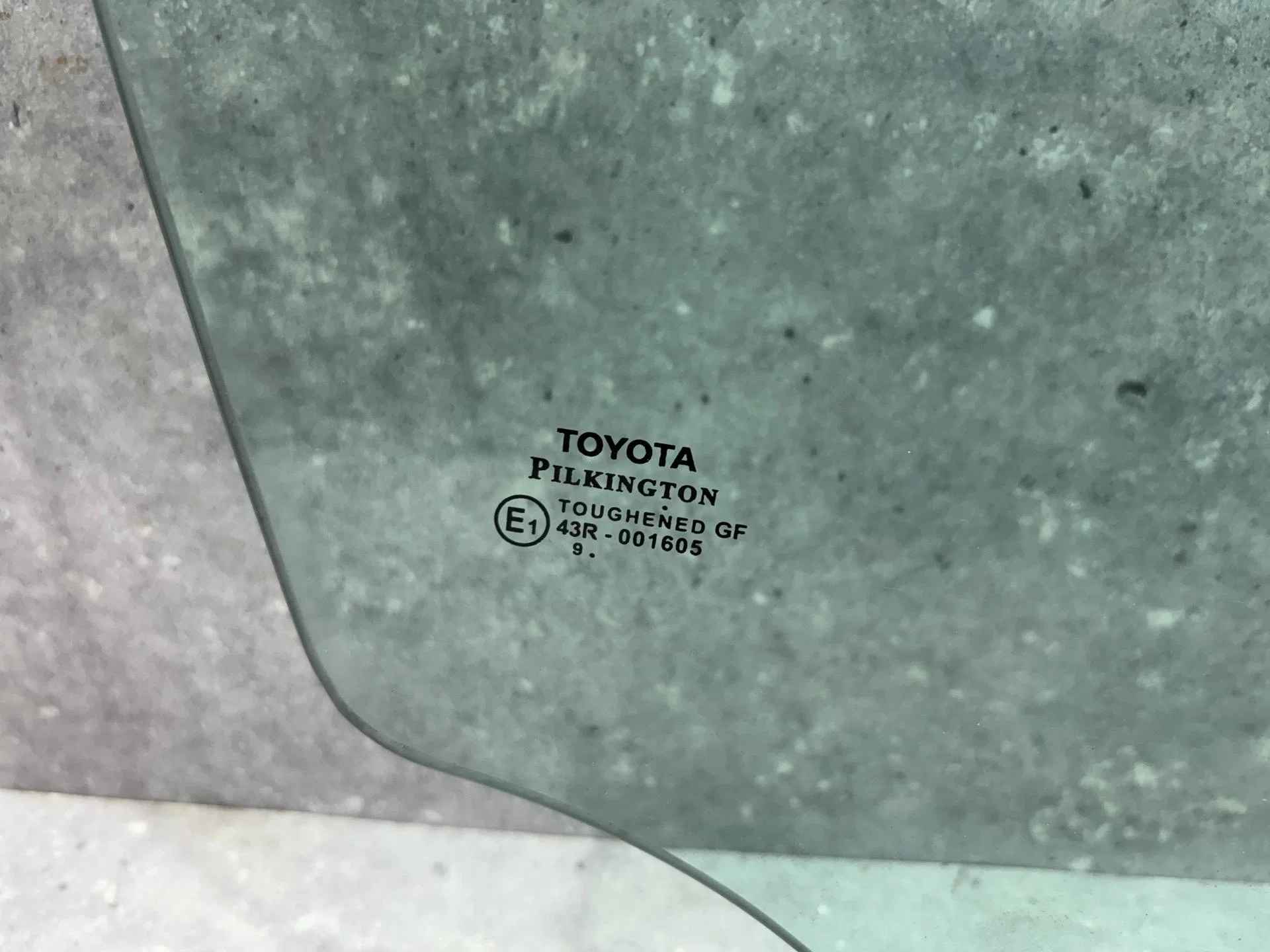 Стекло двери передней правой Toyota Avensis 3 T270 - миниатюра 2