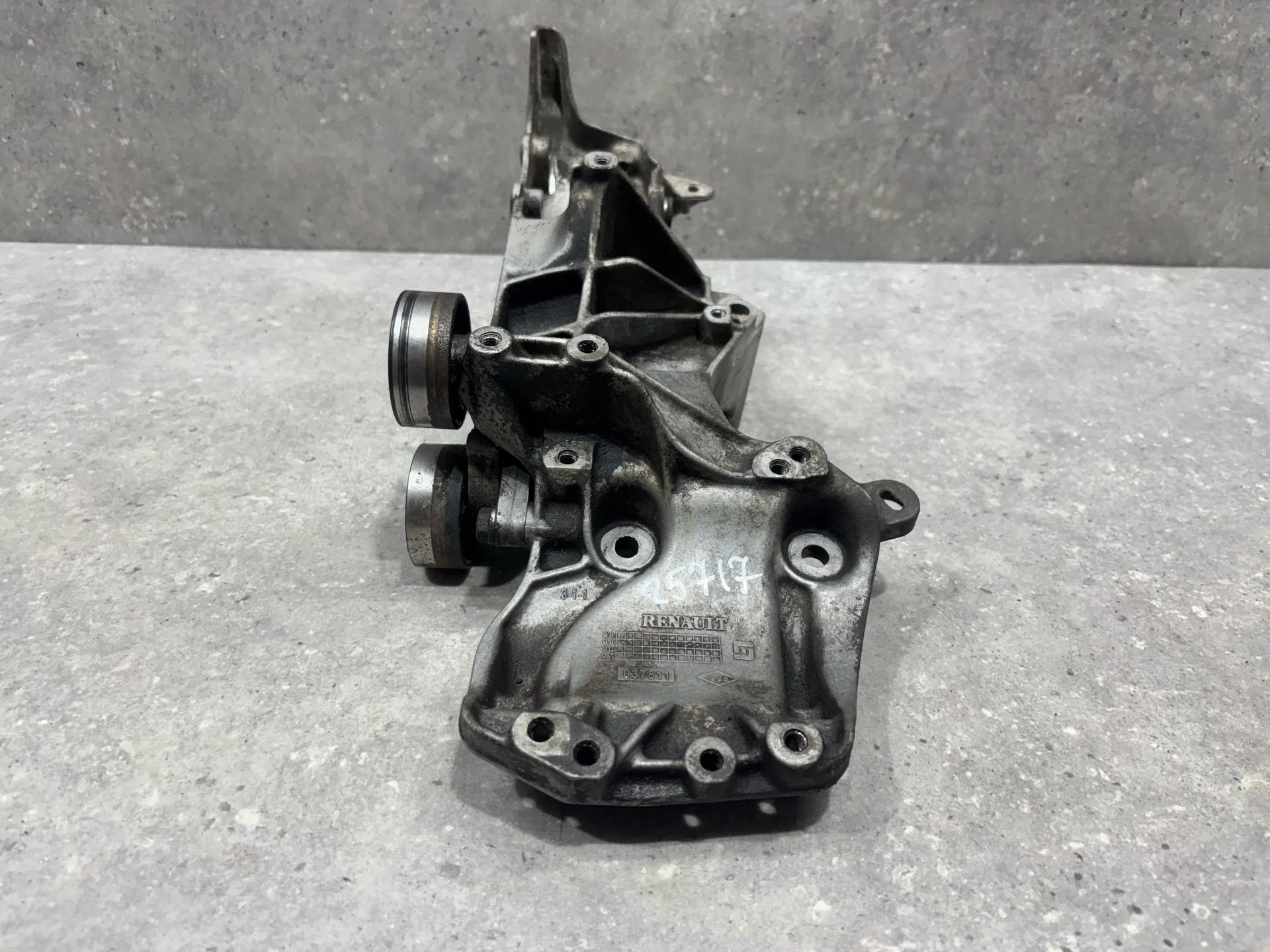 Кронштейн генератора Renault Symbol 2 LU01 2010 - миниатюра 2