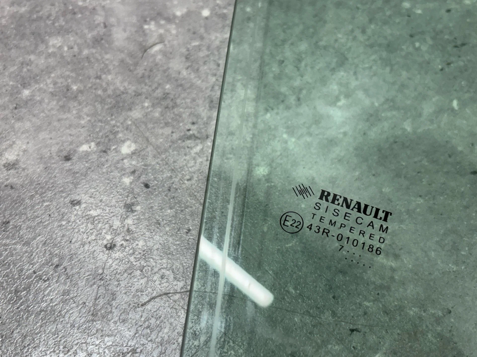 Стекло двери передней правой Renault Sandero 2 5S - миниатюра 3