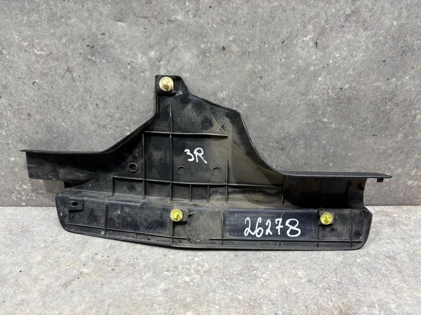 Накладка внутренняя на порог задняя левая MR627156 - миниатюра 4