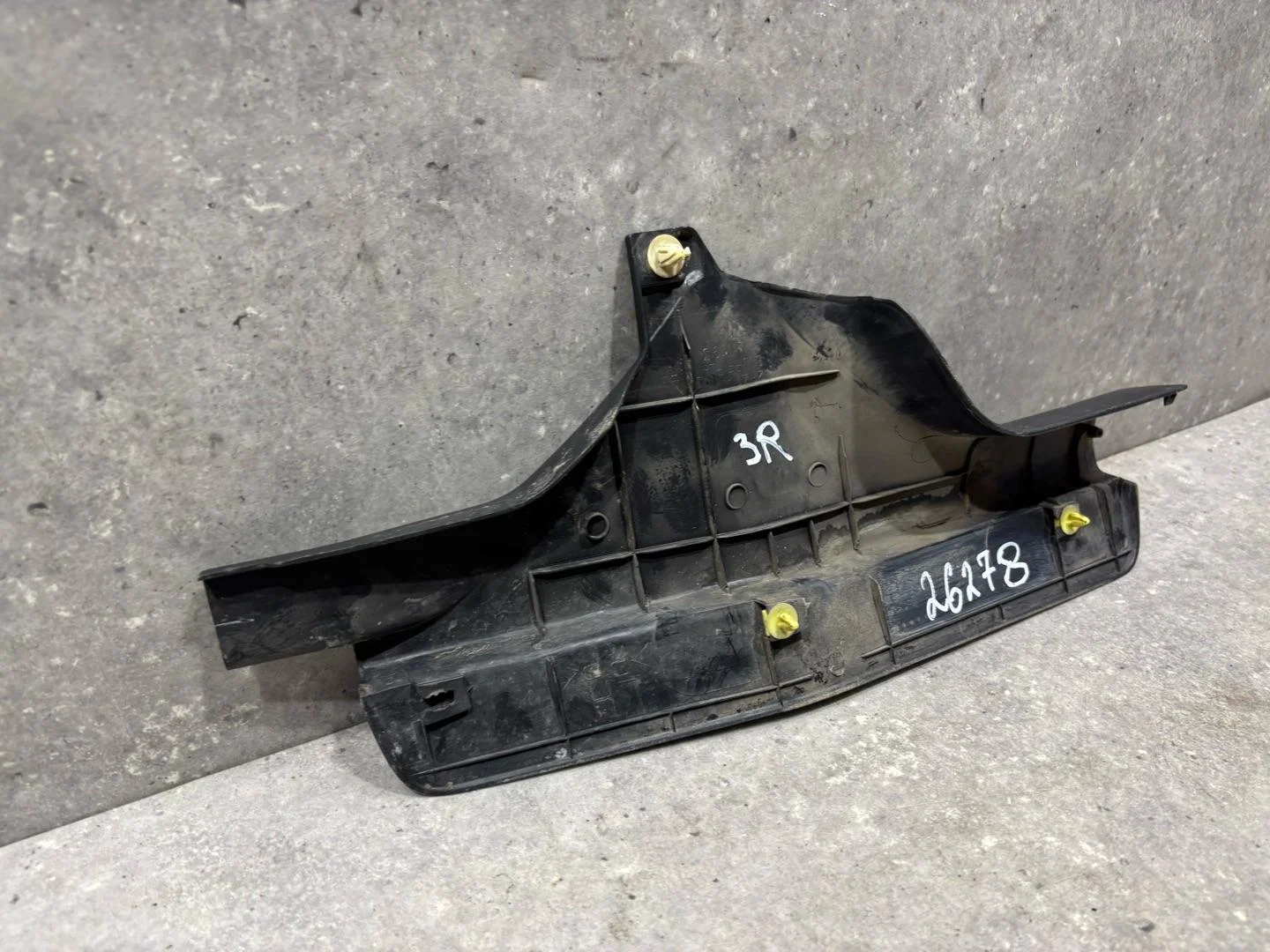 Накладка внутренняя на порог задняя левая MR627156 - миниатюра 6