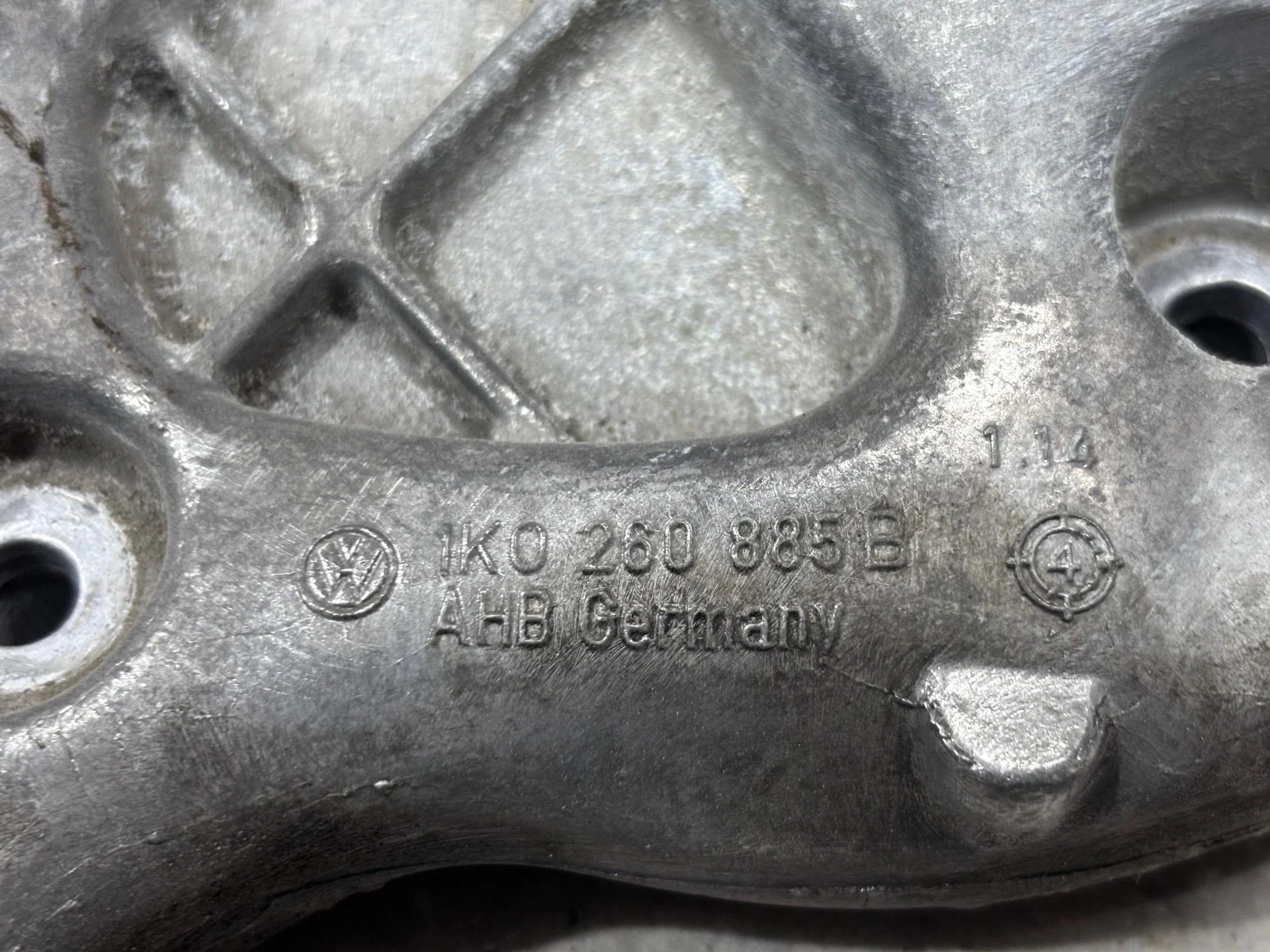 Кронштейн компрессора кондиционера Volkswagen - миниатюра 3