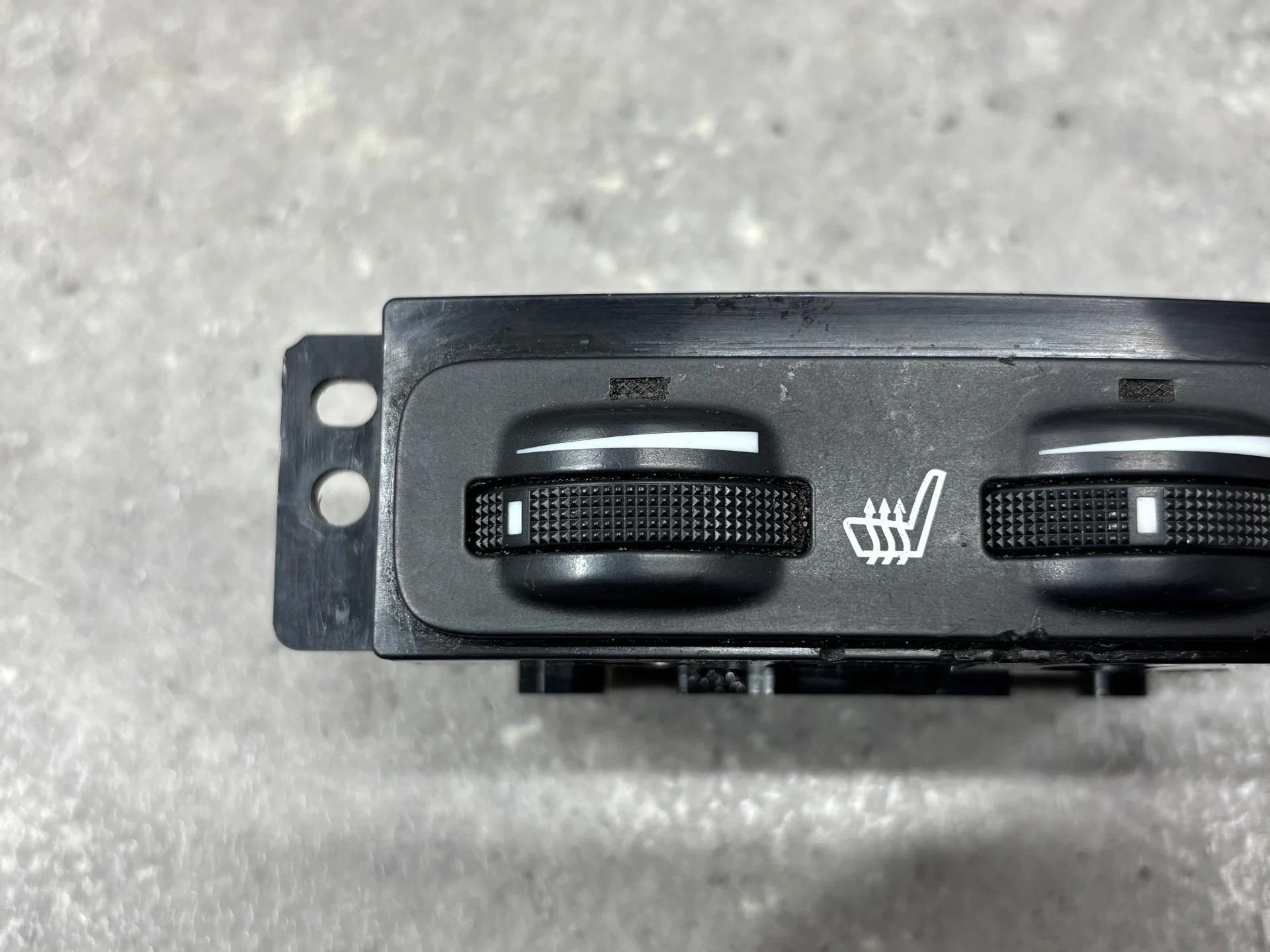 Кнопка обогрева сидений Toyota Avensis 8475105030 - миниатюра 2