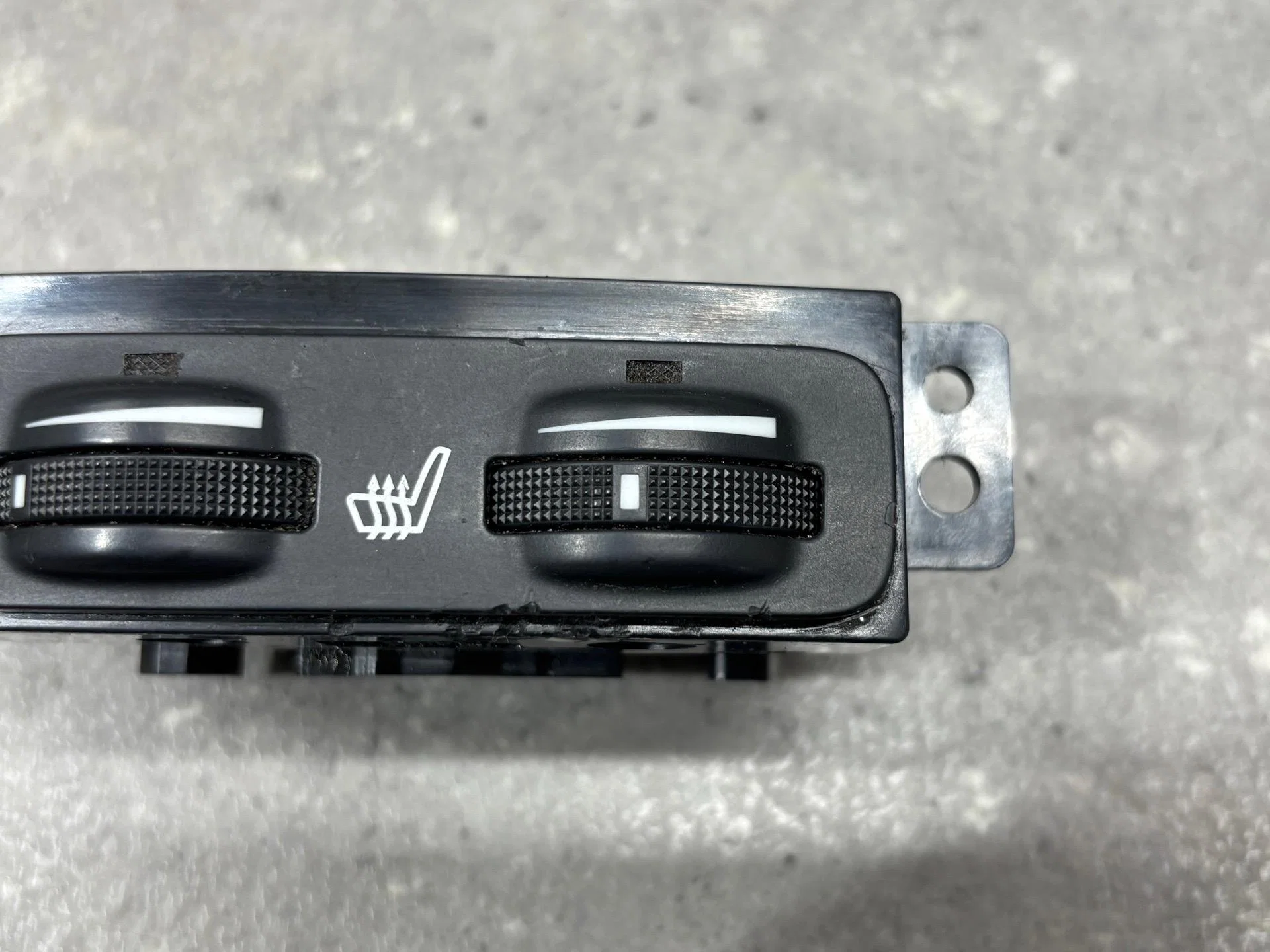 Кнопка обогрева сидений Toyota Avensis 8475105030 - миниатюра 3