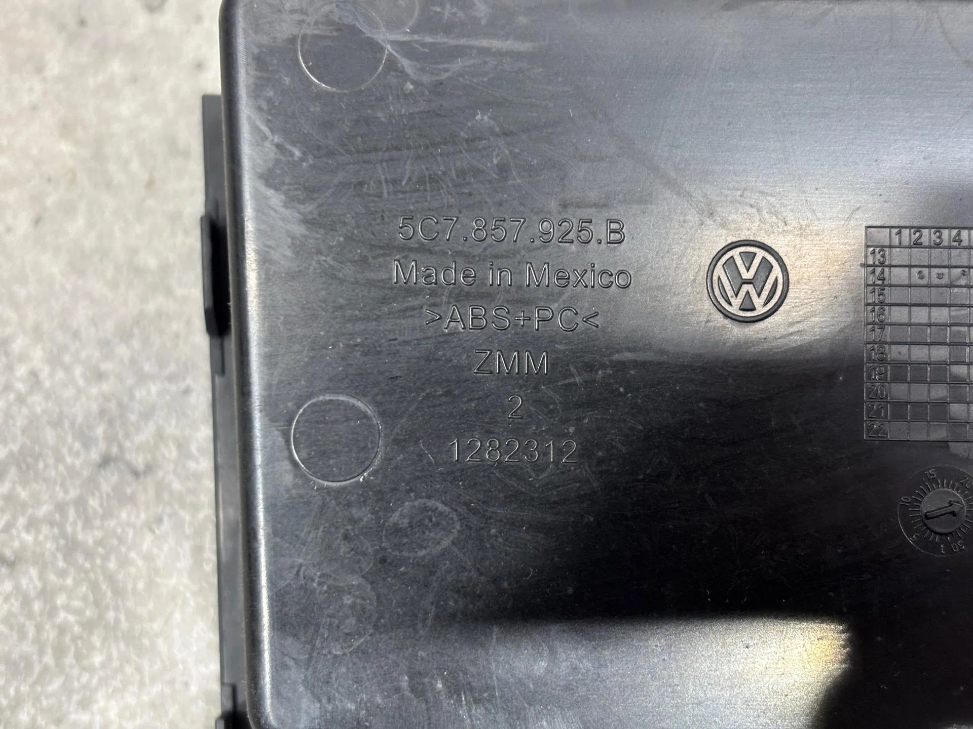Вещевой ящик центральной консоли Volkswagen Jetta - миниатюра 4
