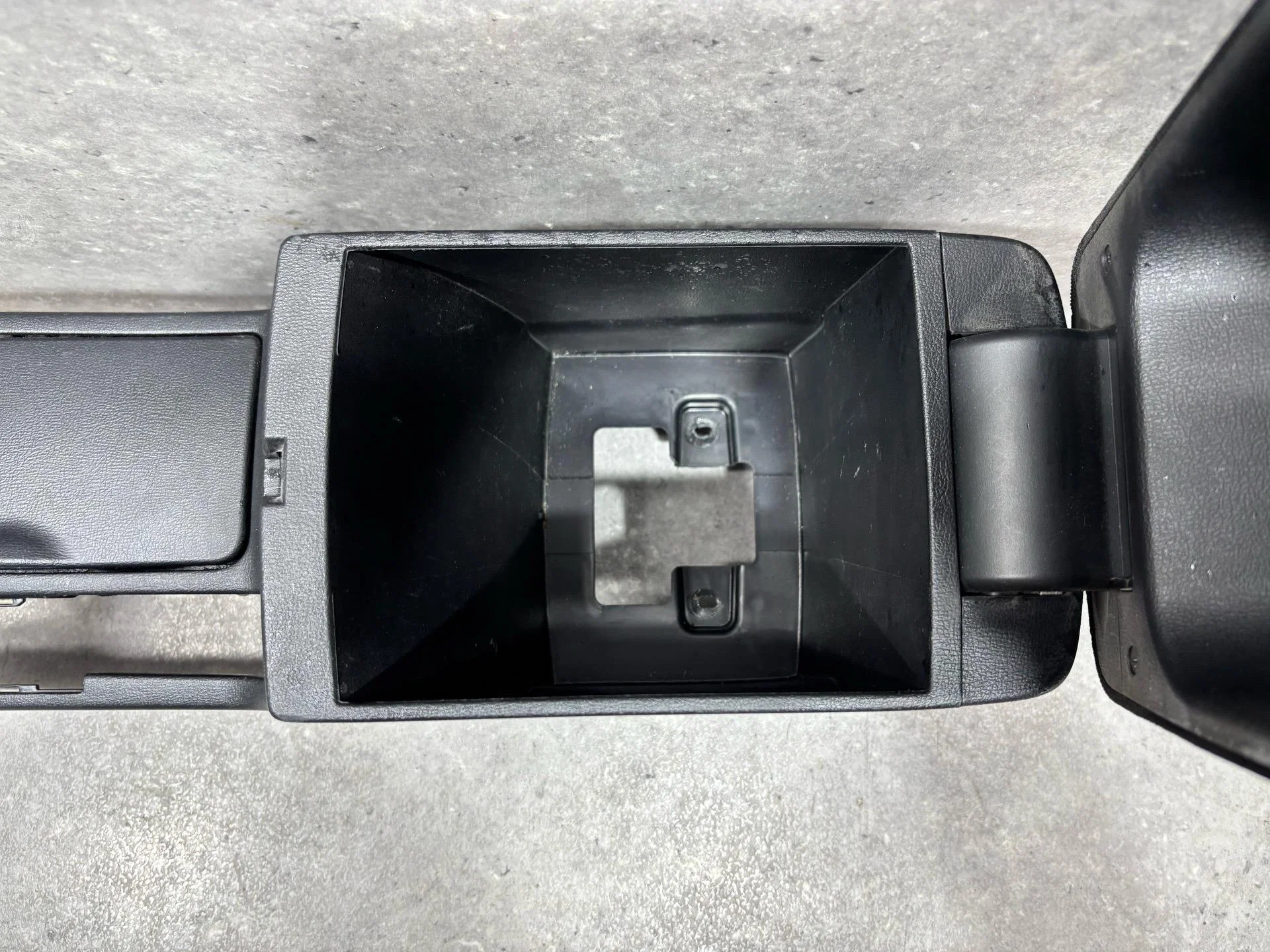 Консоль салона Hyundai Elantra 4 HD 2010 - миниатюра 9