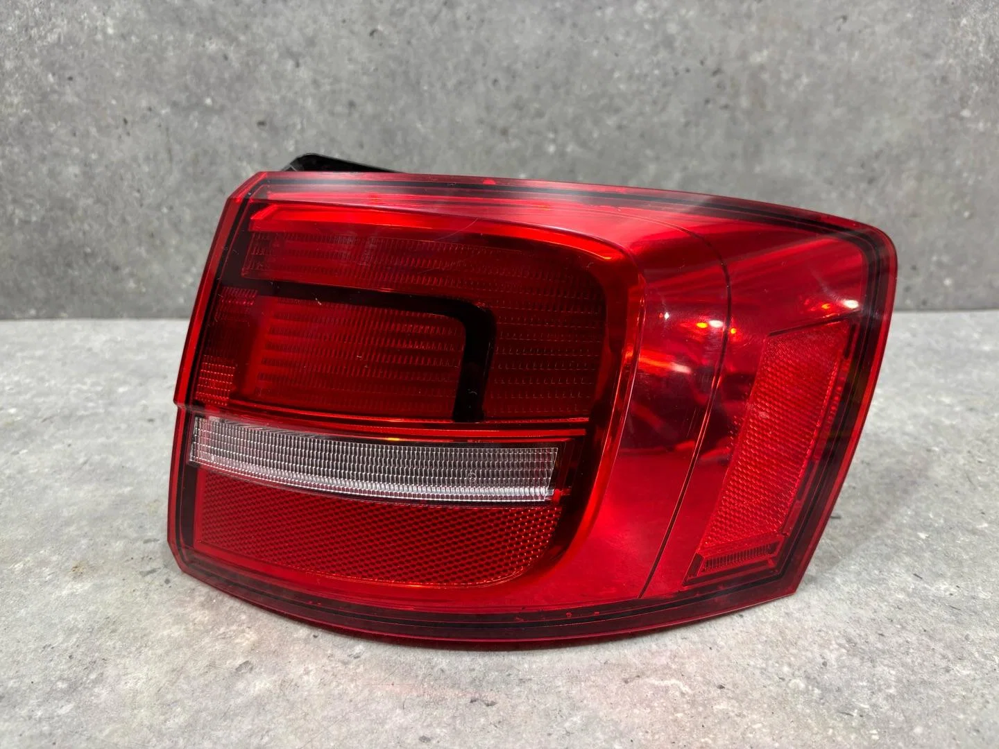 Фонарь задний наружный правый Volkswagen Jetta - миниатюра 2