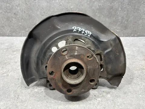 Кулак передний левый Toyota Corolla 11 E180 NDE180