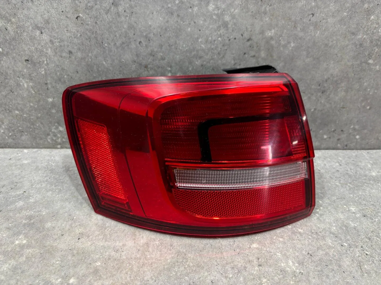 Фонарь задний наружный левый Volkswagen Jetta - миниатюра 2