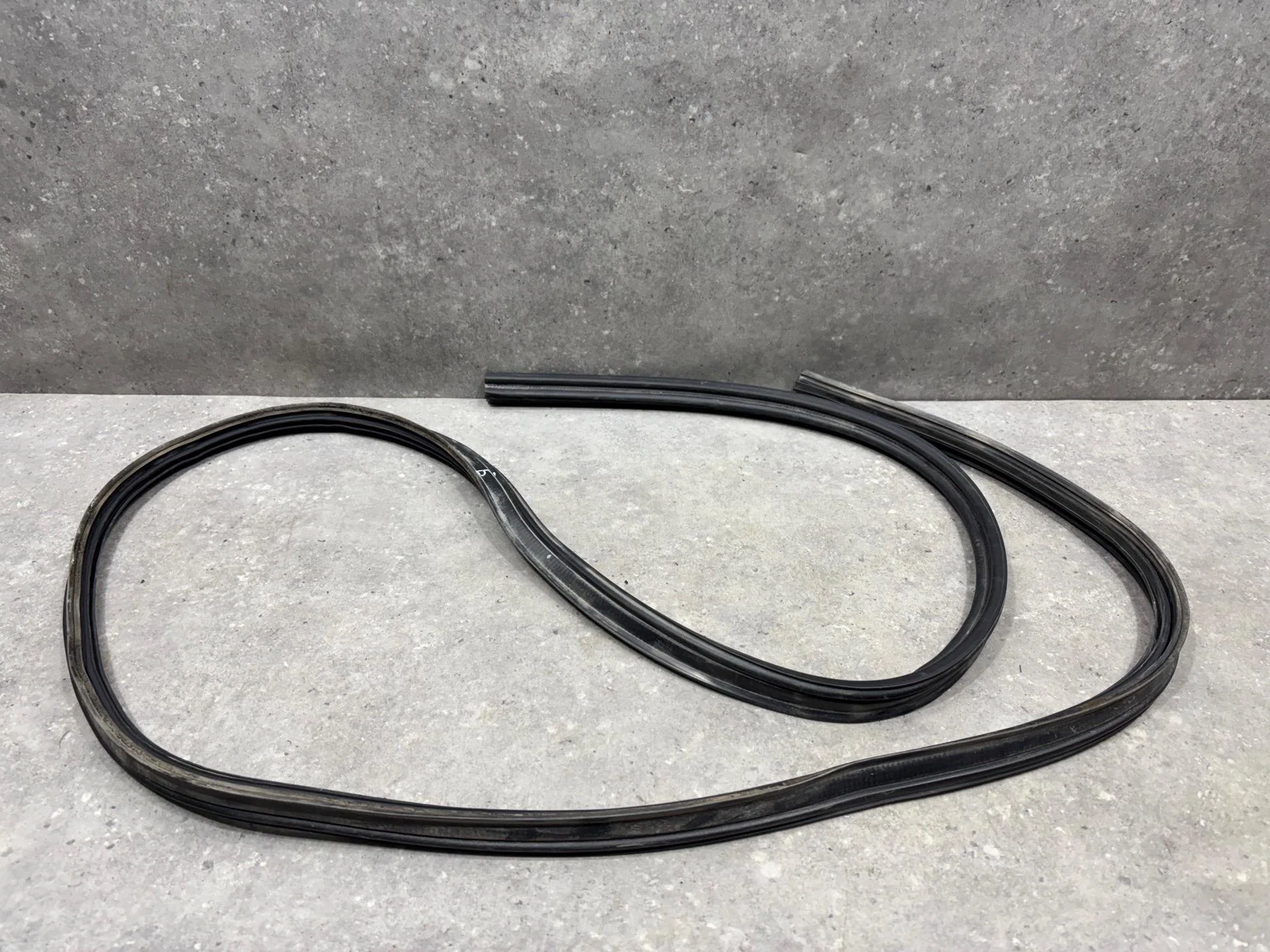 Уплотнитель багажника Suzuki SX4 1 YA21S 2008 - миниатюра 4