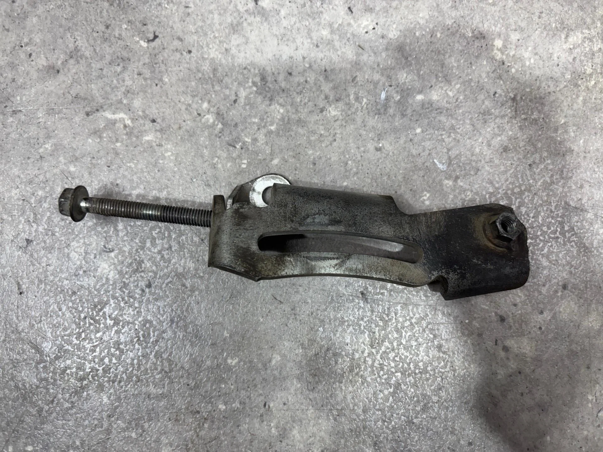 Кронштейн генератора Toyota Corolla 11 E180 NDE180 - миниатюра 3