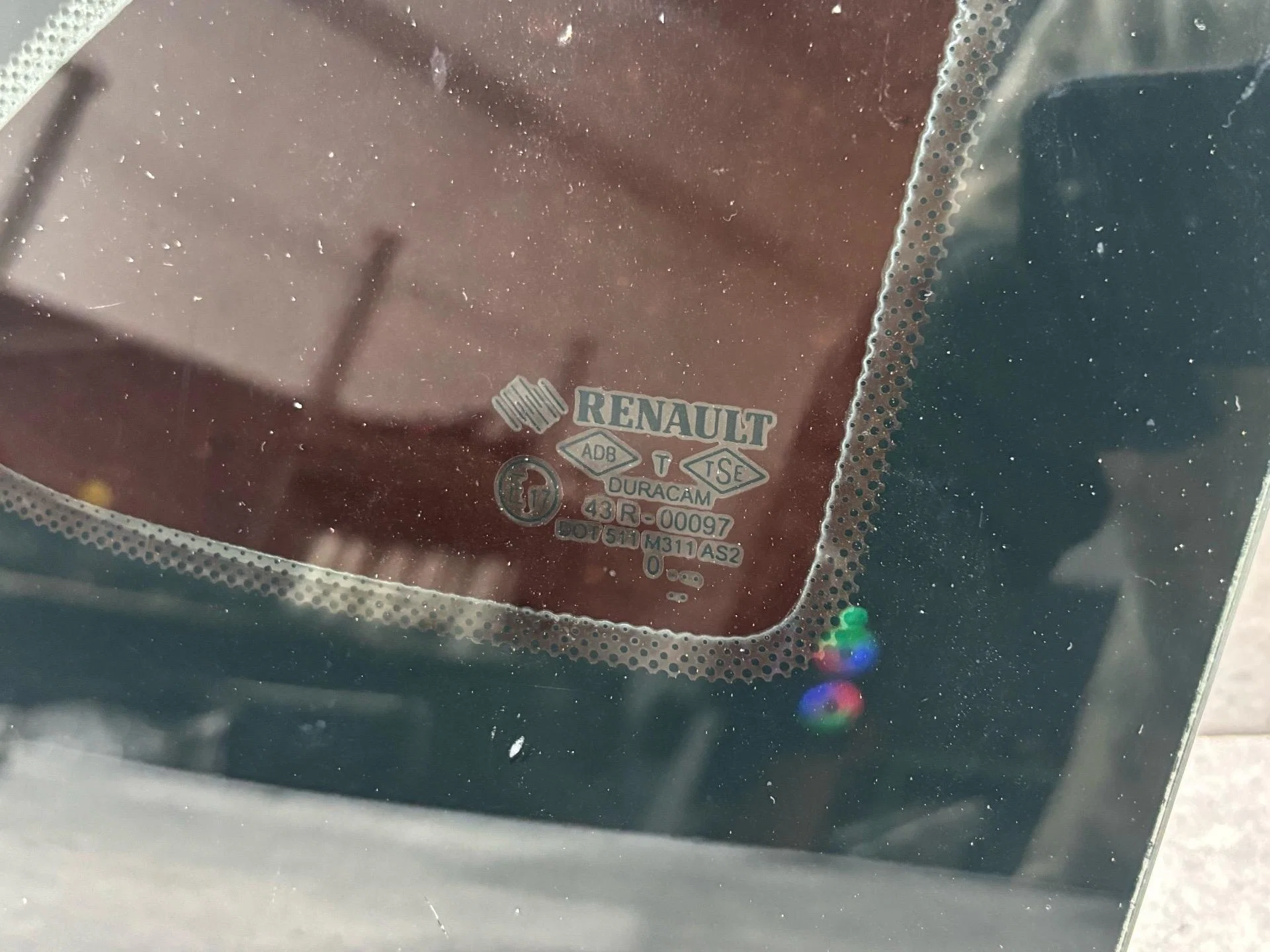 Стекло кузовное заднее правое Renault Symbol 2 - миниатюра 2