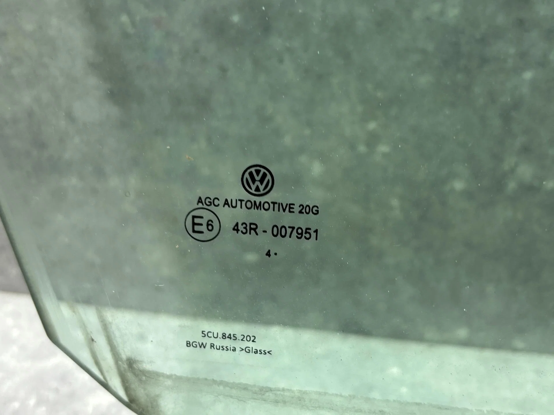 Стекло двери передней правой Volkswagen Jetta - миниатюра 2