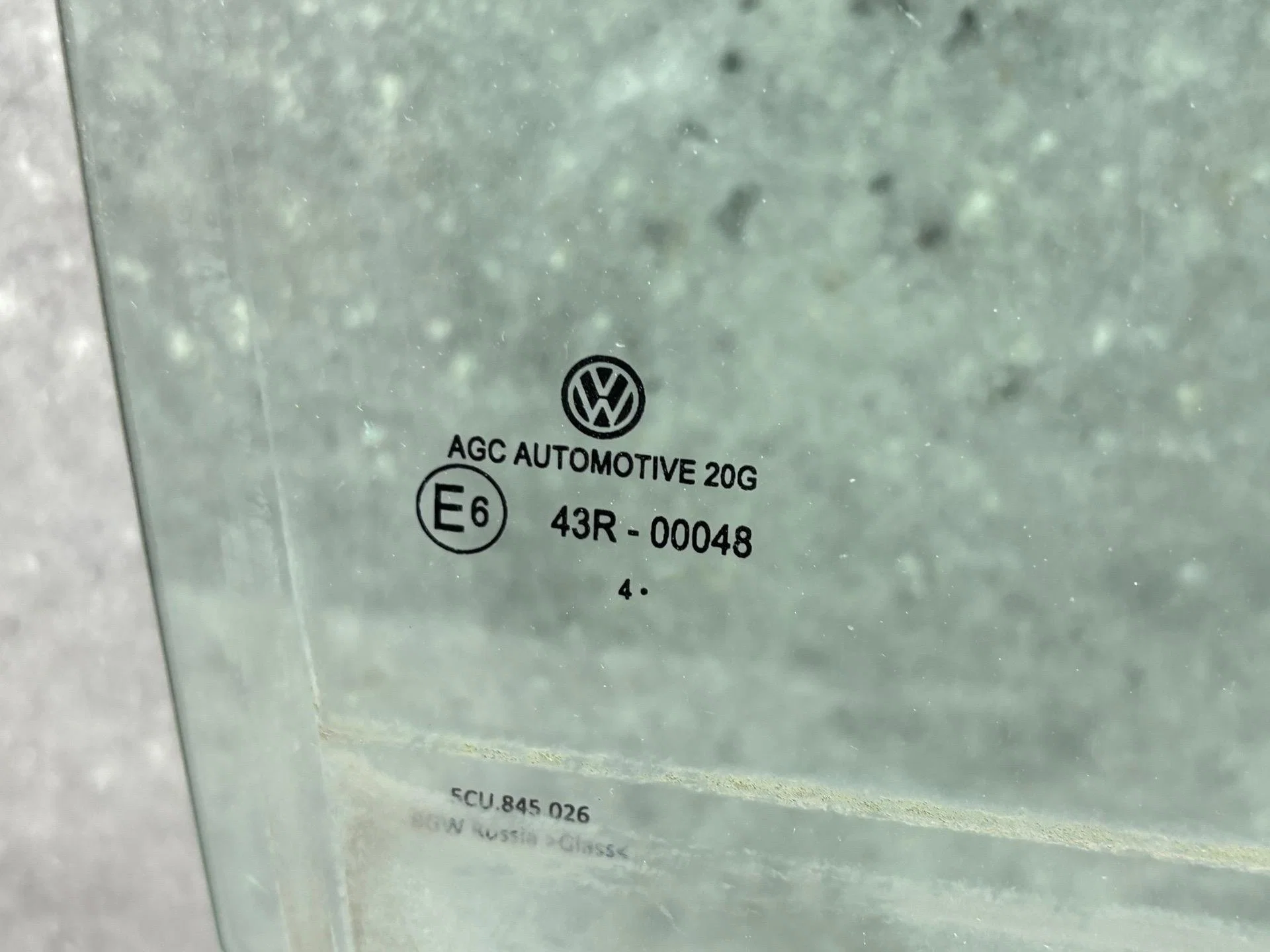 Стекло двери задней правой Volkswagen Jetta - миниатюра 2