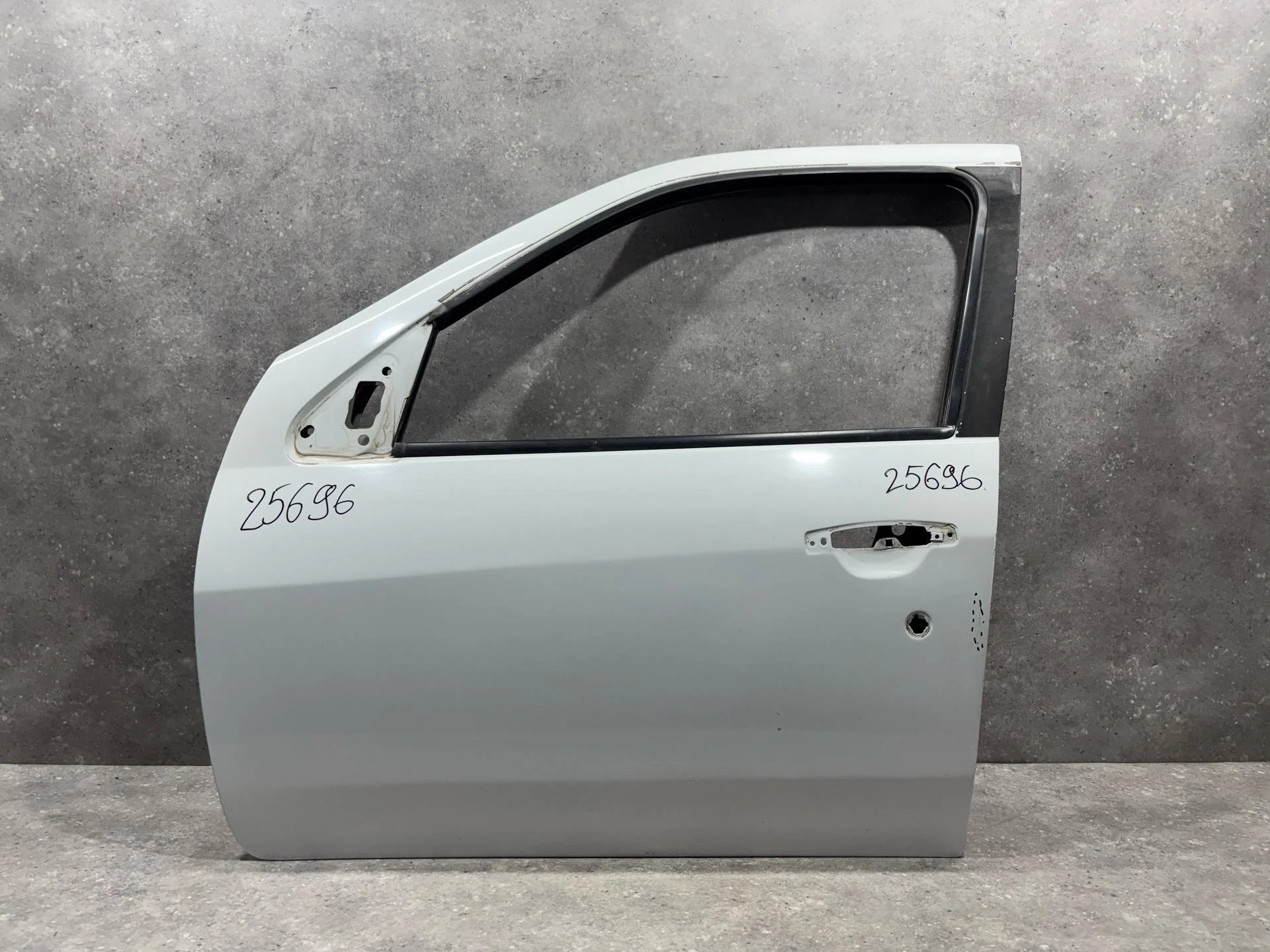 Дверь передняя левая Renault Symbol 2 LU01 2010 - изображение 1