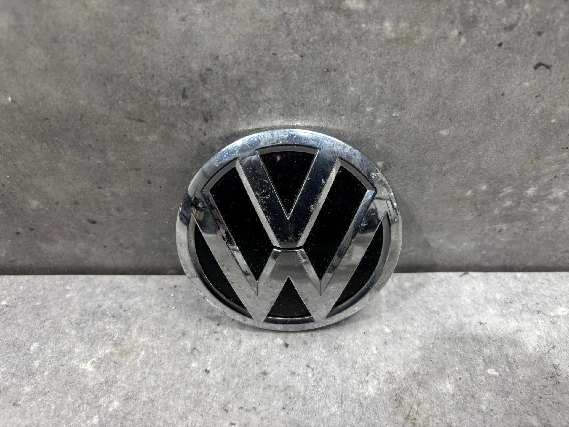 Значок (эмблема) крышки багажника Volkswagen Jetta - изображение 1