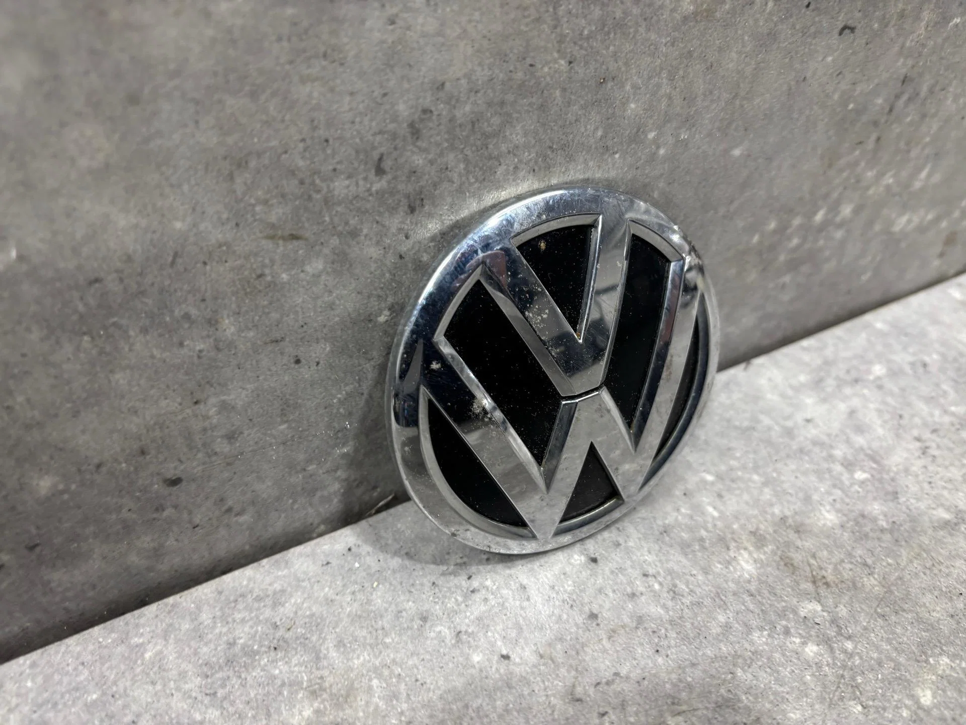 Значок (эмблема) крышки багажника Volkswagen Jetta - миниатюра 2