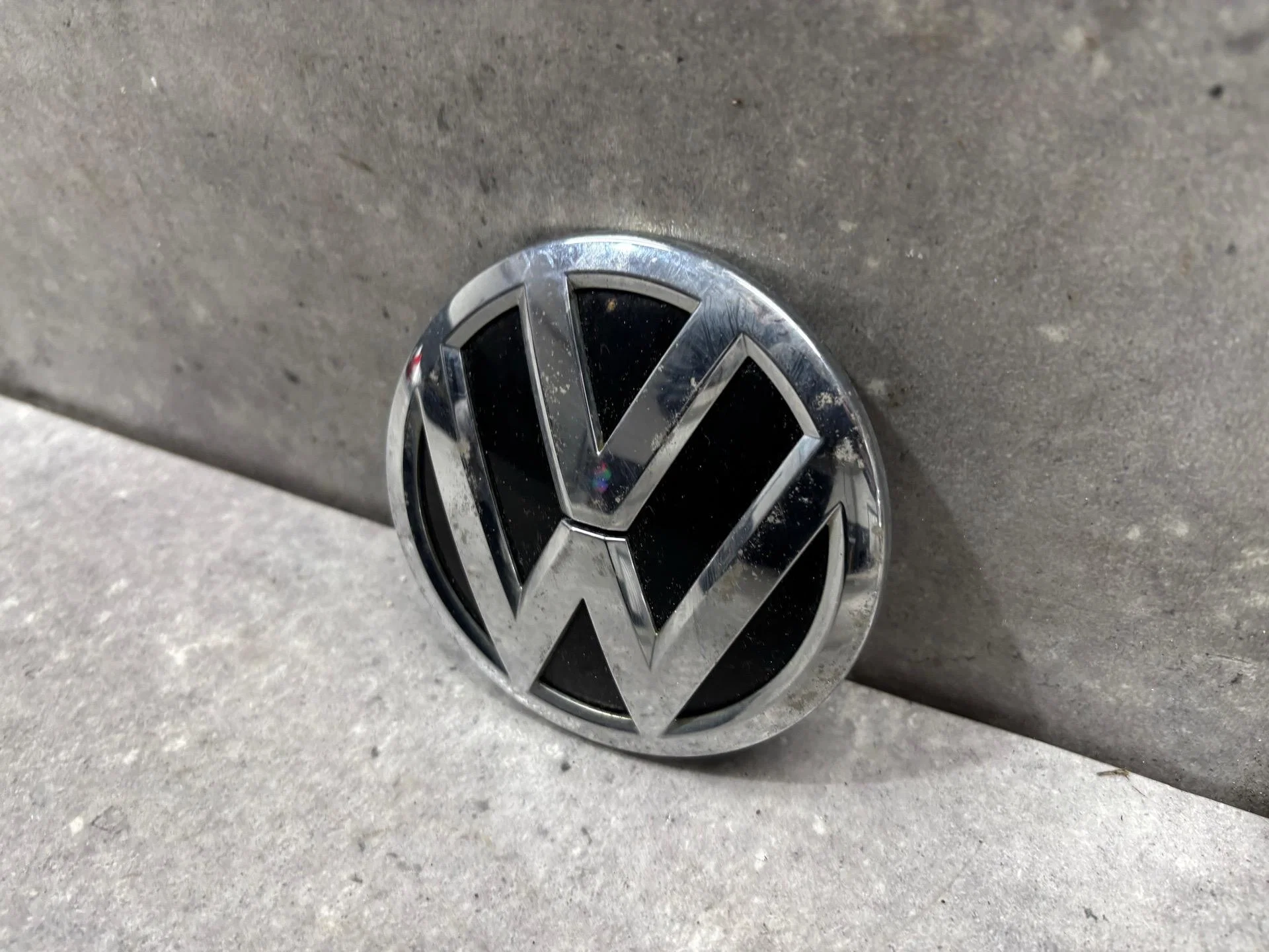 Значок (эмблема) крышки багажника Volkswagen Jetta - миниатюра 3