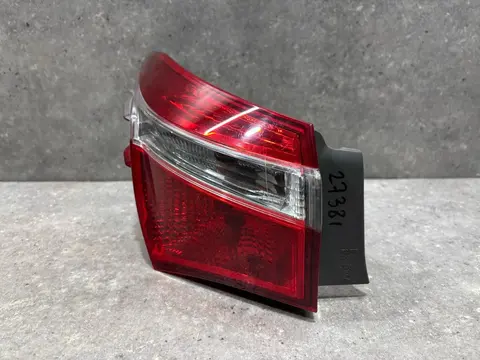 Фонарь задний наружный левый Toyota Corolla
