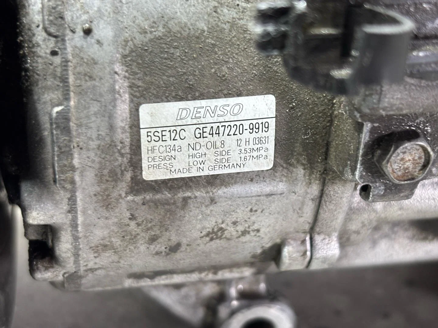 Компрессор кондиционера Toyota Avensis 8831005080 - миниатюра 2