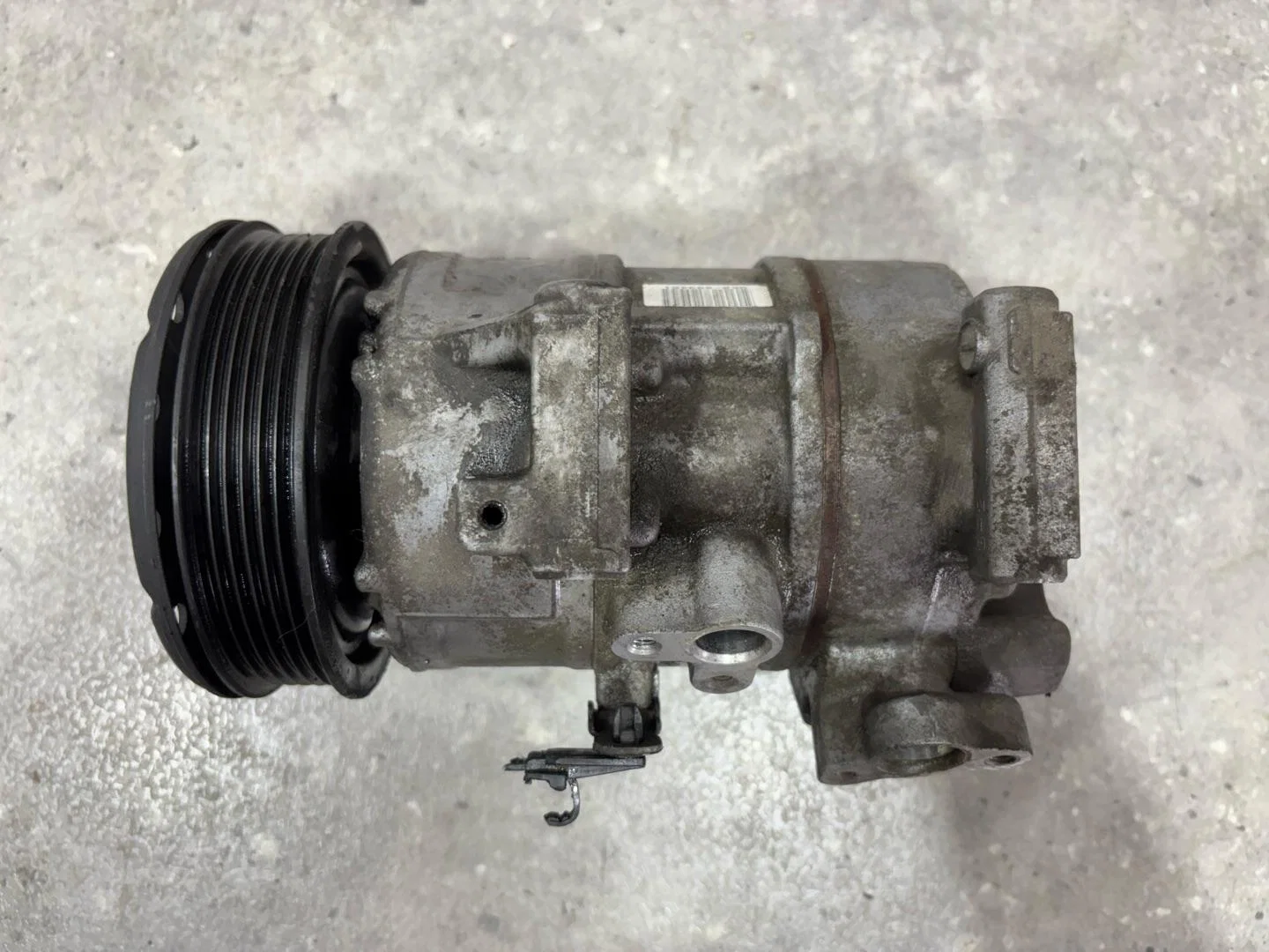 Компрессор кондиционера Toyota Avensis 8831005080 - миниатюра 3